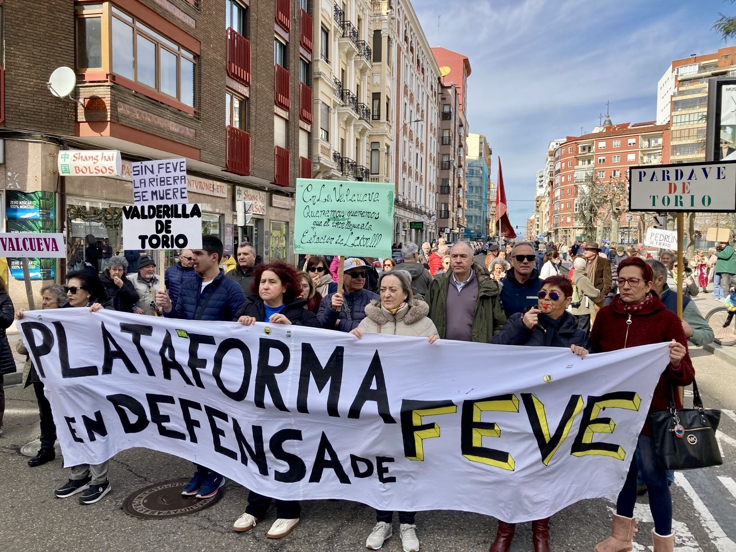 La Plataforma en Defensa de FEVE en León protagoniza un nuevo corte reivindicativo sobre el trazado hasta el centro de la capital | Peio García / ICAL