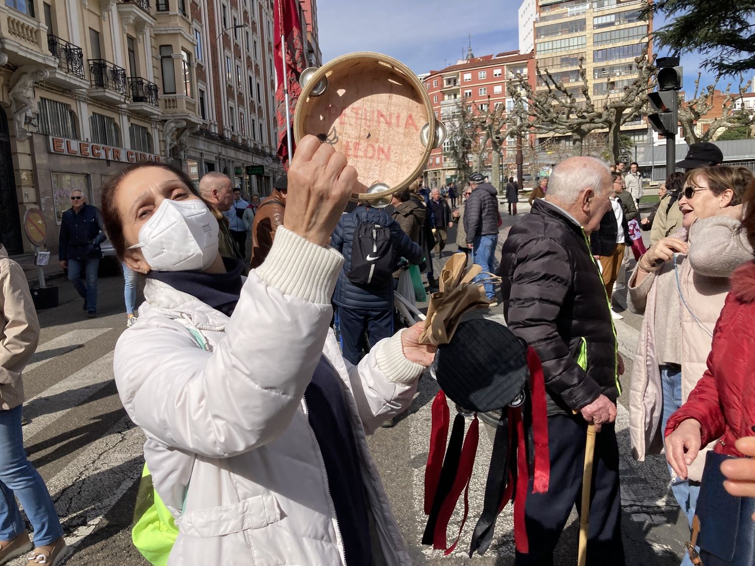 La Plataforma en Defensa de FEVE en León protagoniza un nuevo corte reivindicativo sobre el trazado hasta el centro de la capital | Peio García / ICAL