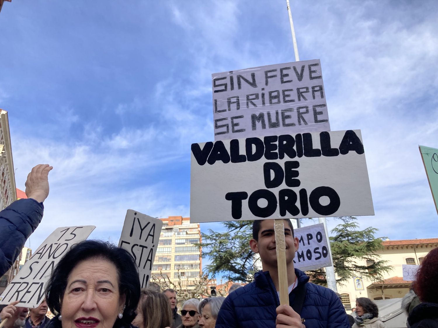 La Plataforma en Defensa de FEVE en León protagoniza un nuevo corte reivindicativo sobre el trazado hasta el centro de la capital | Peio García / ICAL