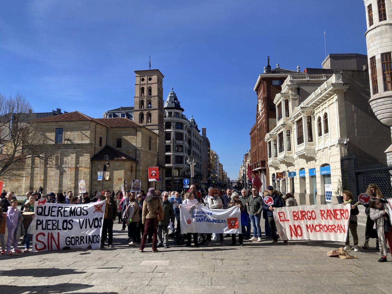 Concentración convocada por varios colectivos para denunciar las agresiones que sufren los pueblos y el expolio de sus recursos | Peio García / ICAL