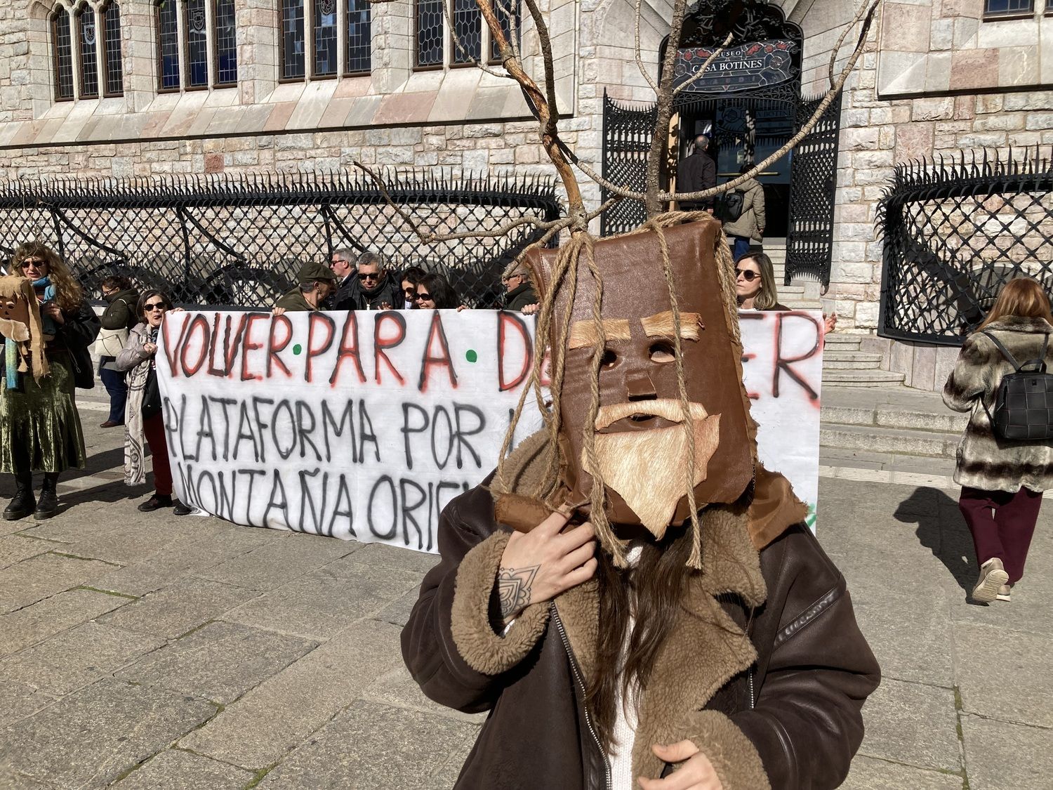 Concentración convocada por varios colectivos para denunciar las agresiones que sufren los pueblos y el expolio de sus recursos | Peio García / ICAL