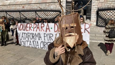 Concentración convocada por varios colectivos para denunciar las agresiones que sufren los pueblos y el expolio de sus recursos | Peio García / ICAL