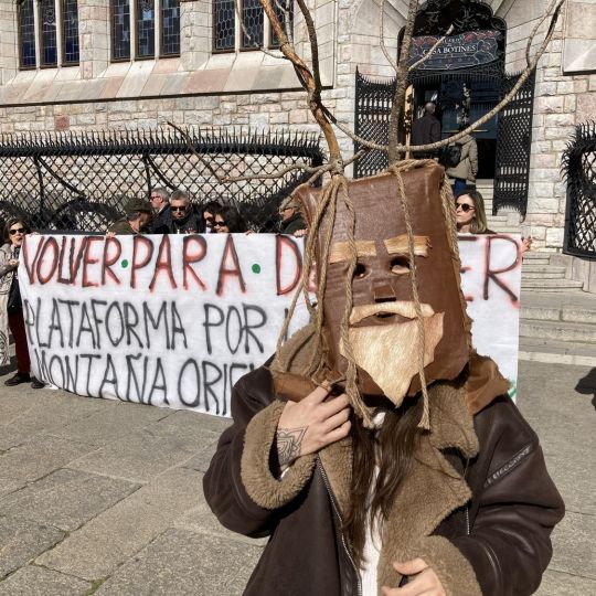 Concentración convocada por varios colectivos para denunciar las agresiones que sufren los pueblos y el expolio de sus recursos | Peio García / ICAL