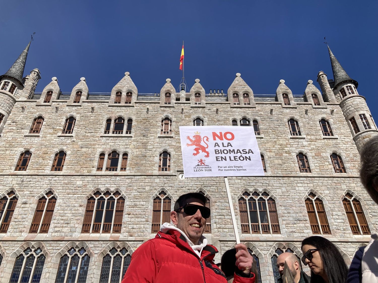 Concentración convocada por varios colectivos para denunciar las agresiones que sufren los pueblos y el expolio de sus recursos | Peio García / ICAL