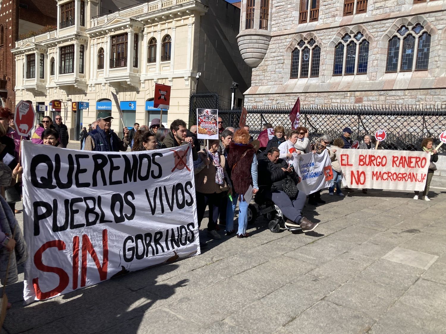 Concentración convocada por varios colectivos para denunciar las agresiones que sufren los pueblos y el expolio de sus recursos | Peio García / ICAL