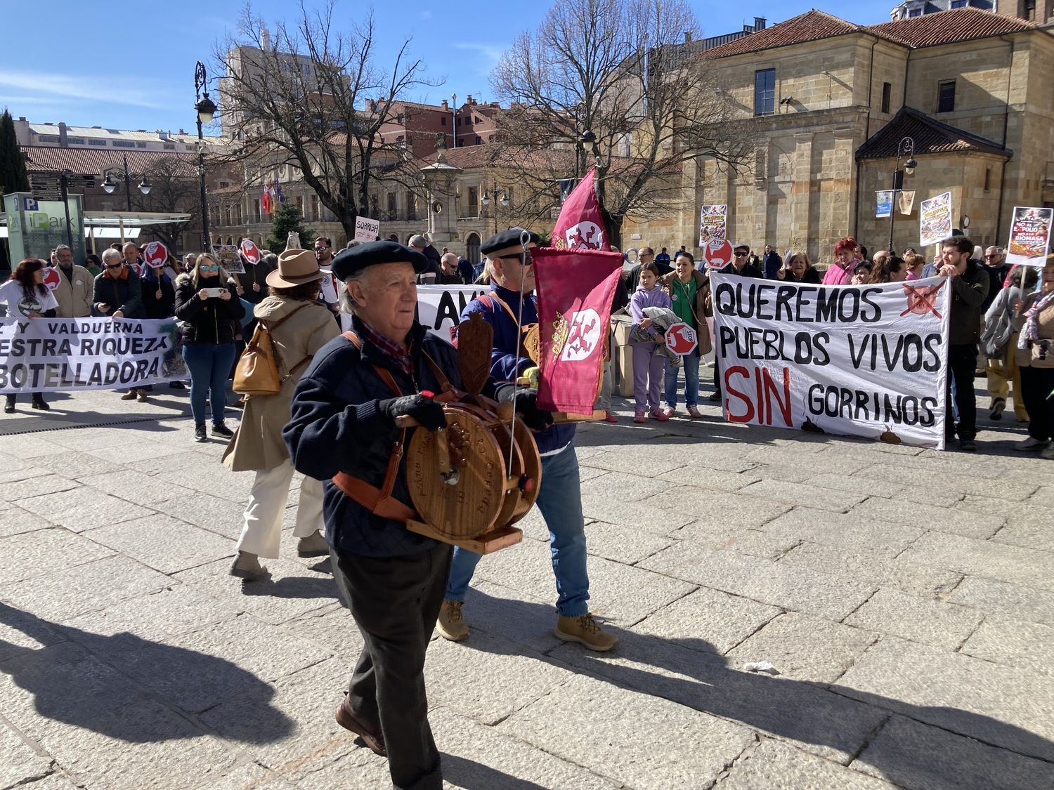 Concentración convocada por varios colectivos para denunciar las agresiones que sufren los pueblos y el expolio de sus recursos | Peio García / ICAL