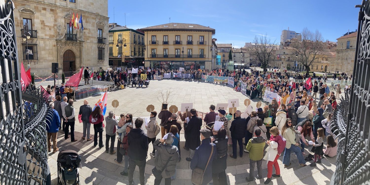 Concentración convocada por varios colectivos para denunciar las agresiones que sufren los pueblos y el expolio de sus recursos | Peio García / ICAL