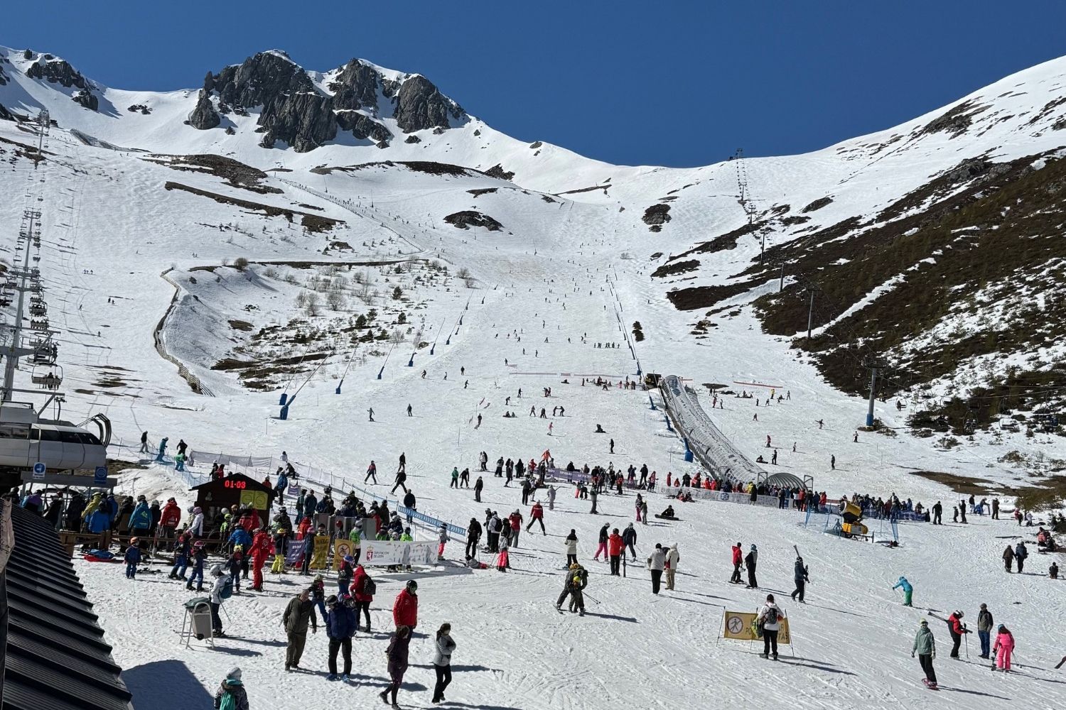Más de 10.800 esquiadores disfrutan de la nieve en las estaciones de San Isidro y Leitariegos Más de 10.800 esquiadores disfrutan de la nieve en las estaciones de San Isidro y Leitariegos