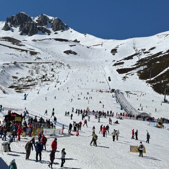 Más de 10.800 esquiadores disfrutan de la nieve en las estaciones de San Isidro y Leitariegos
