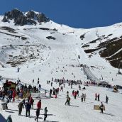 Más de 10.800 esquiadores disfrutan de la nieve en las estaciones de San Isidro y Leitariegos