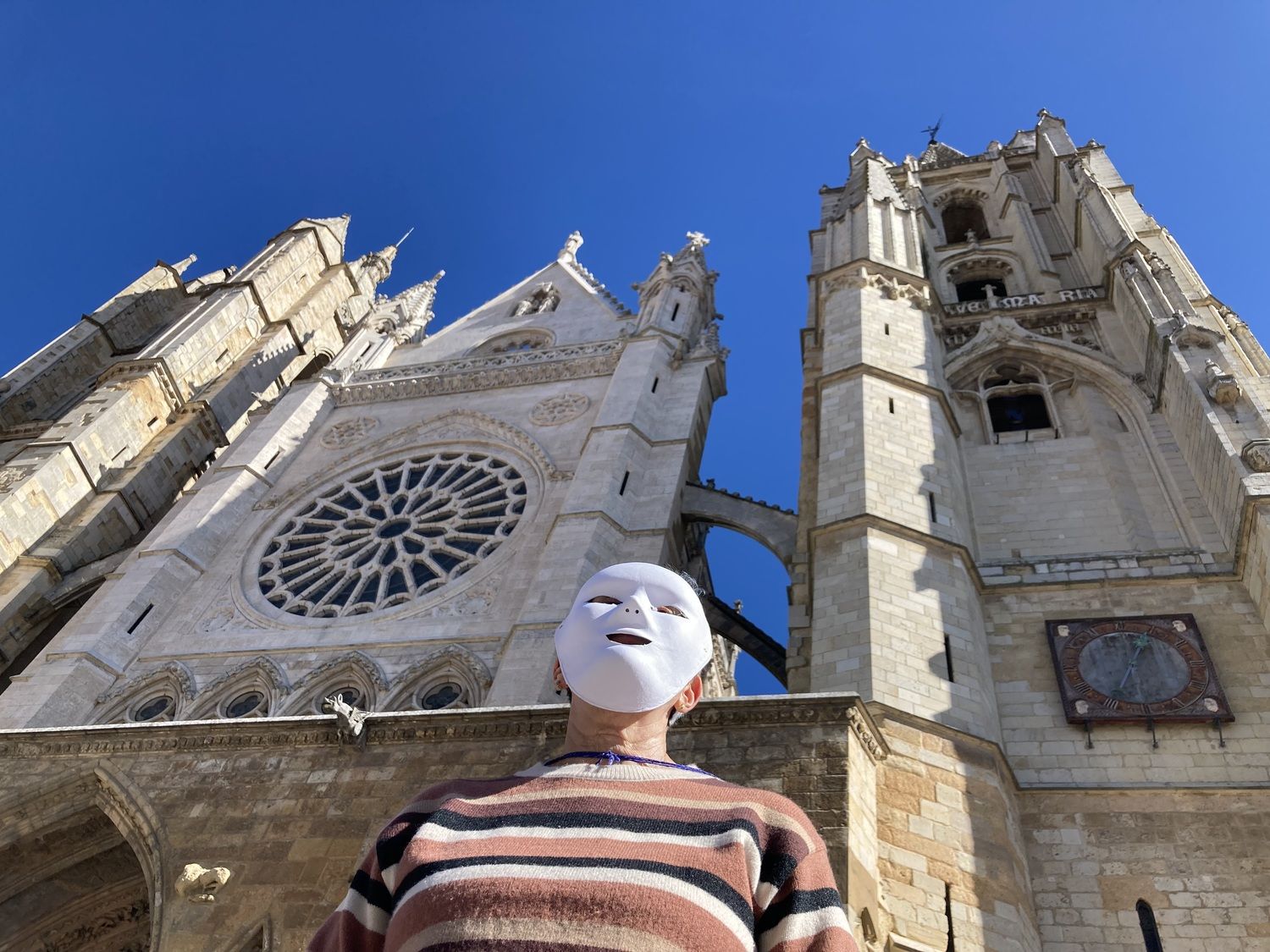 León se suma a la movilización de la Revuelta de Mujeres en la Iglesia con una ‘performance’ reivindicativa frente a la catedral | Peio García / ICAL León se suma a la movilización de la Revuelta de Mujeres en la Iglesia con una ‘performance’ reivindicativa frente a la catedral | Peio García / ICAL