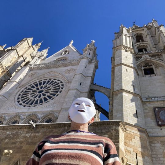 León se suma a la movilización de la Revuelta de Mujeres en la Iglesia con una ‘performance’ reivindicativa frente a la catedral | Peio García / ICAL