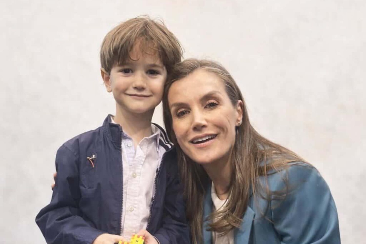 El pequeño Darío conoce a la reina Letizia en el Día Mundial de las Enfermedades Raras