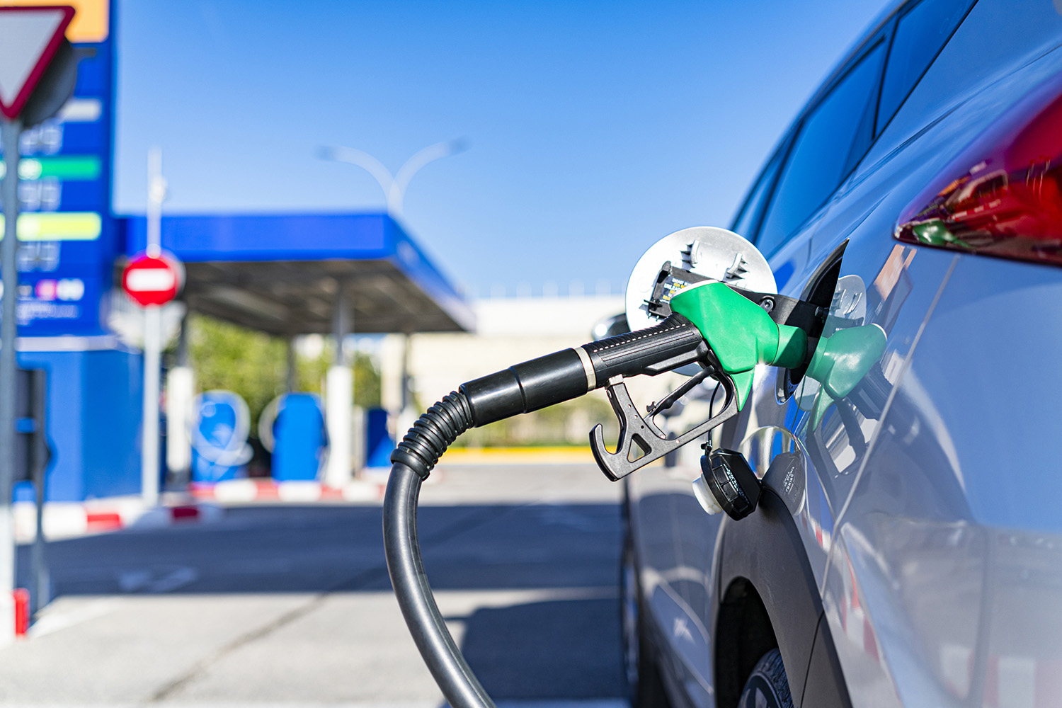 Repostaje en una gasolinera istock autor fcafotodigital