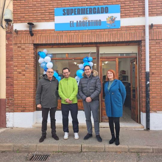 Una familia argentina del programa Repuebla revitaliza Fresno de la Vega con la apertura de una tienda