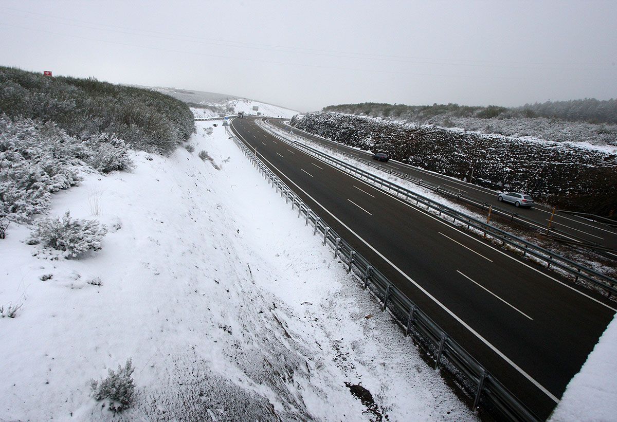 La nieve complica el tráfico en la carretera  LE-126 a su paso por La Baña (León)