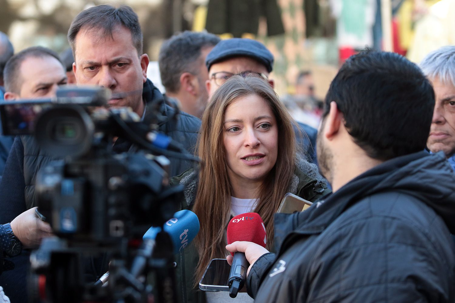 La portavoz del PP en el Congreso, Ester Muñoz, mantiene un encuentro con afiliados y simpatizantes y recorre el mercado semanal en Cistierna (León) | Peio García / ICAL La portavoz del PP en el Congreso, Ester Muñoz, mantiene un encuentro con afiliados y simpatizantes y recorre el mercado semanal en Cistierna (León) | Peio García / ICAL