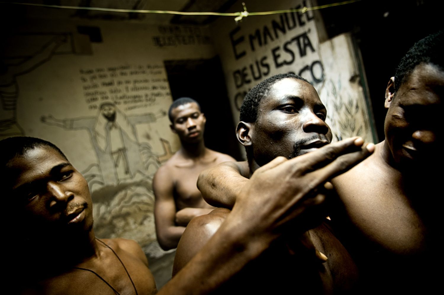 Fotografías desde dentro de la prisión: El Centro Leonés de Arte abre la exposición 'Historias de cárcel' | Martín Ruano