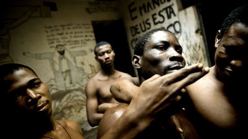 Fotografías desde dentro de la prisión: El Centro Leonés de Arte abre la exposición 'Historias de cárcel' | Martín Ruano