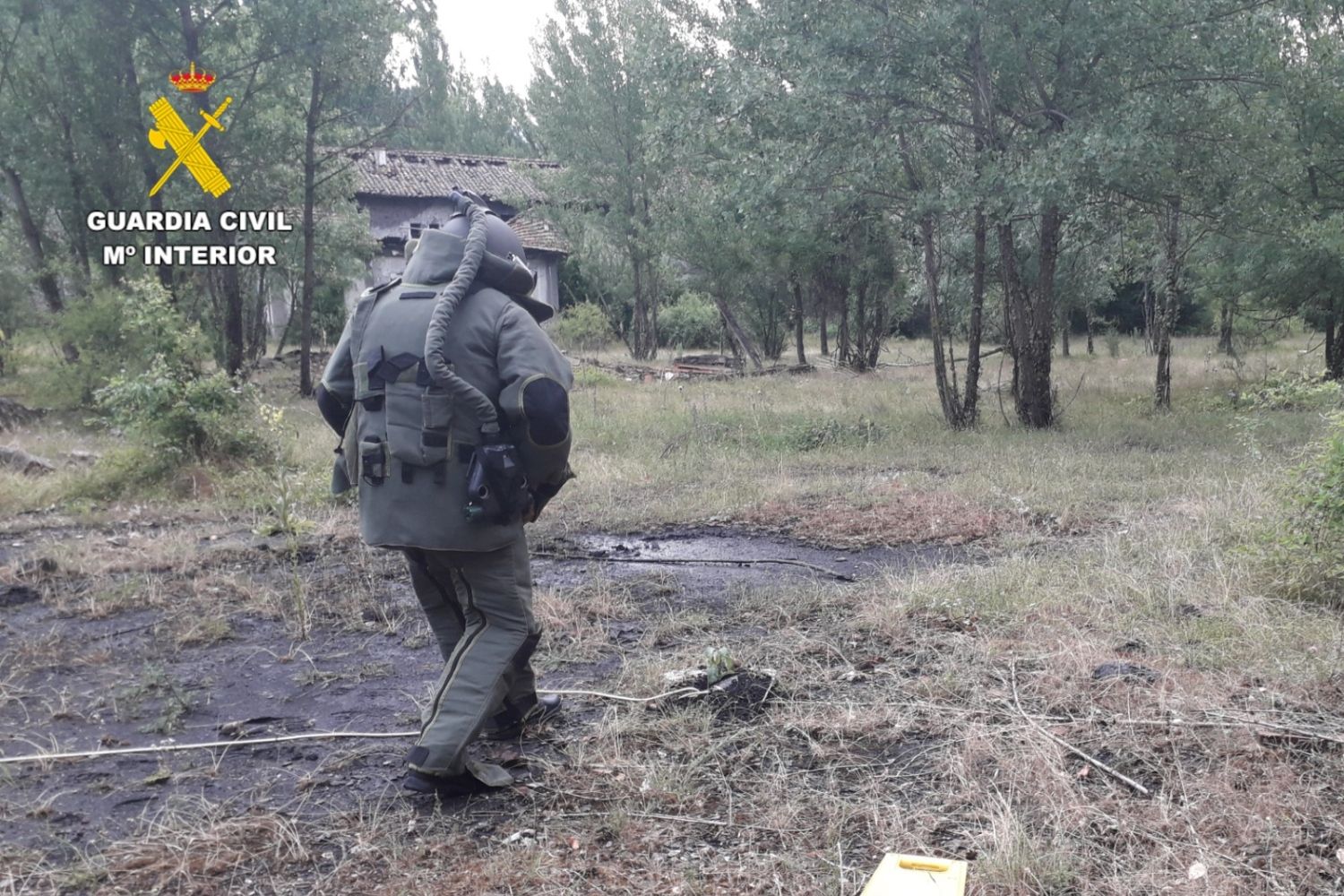 La Guardia Civil destruye dos extintores explosivos localizados en una vivienda de Riello