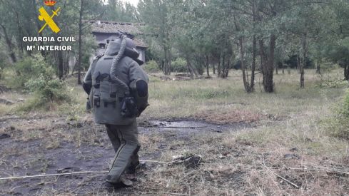 La Guardia Civil destruye dos extintores explosivos localizados en una vivienda de Riello