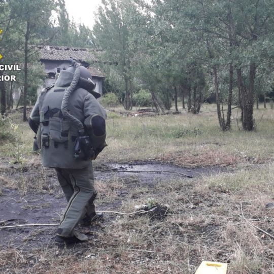 La Guardia Civil destruye dos extintores explosivos localizados en una vivienda de Riello