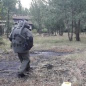 La Guardia Civil destruye dos extintores explosivos localizados en una vivienda de Riello