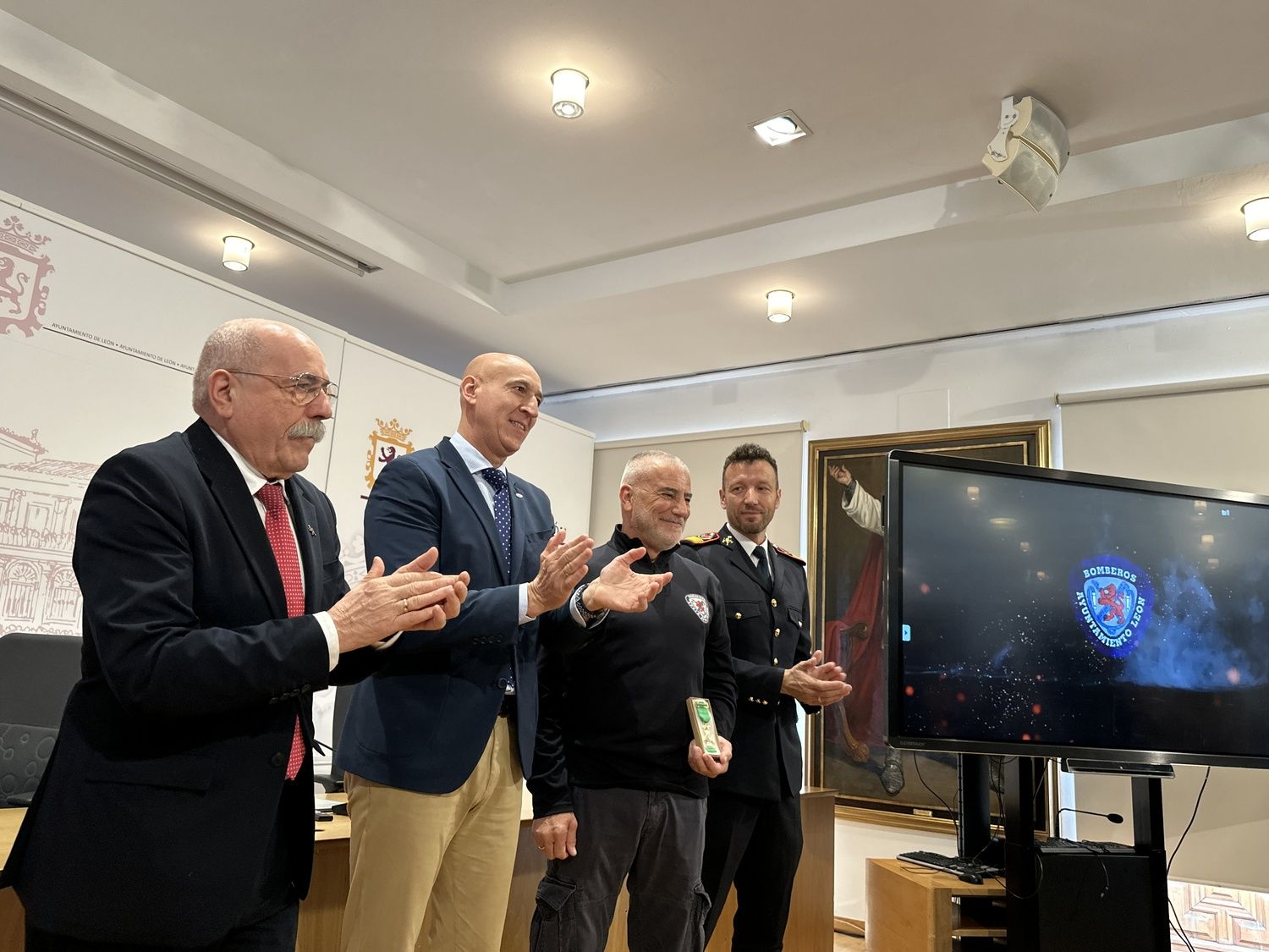 Medallas a la constancia y la antigüedad: El Ayuntamiento de León distingue a los Bomberos de la ciudad