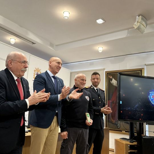 Medallas a la constancia y la antigüedad: El Ayuntamiento de León distingue a los Bomberos de la ciudad