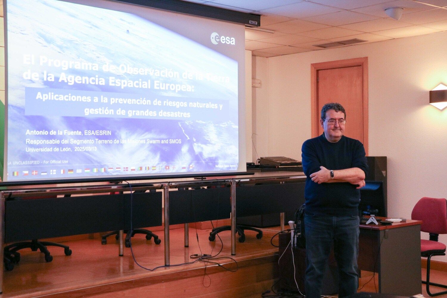 Antonio de la Fuente durante la Conferencia sobre la aplicación de los satélites en los riesgos naturales Antonio de la Fuente durante la Conferencia sobre la aplicación de los satélites en los riesgos naturales