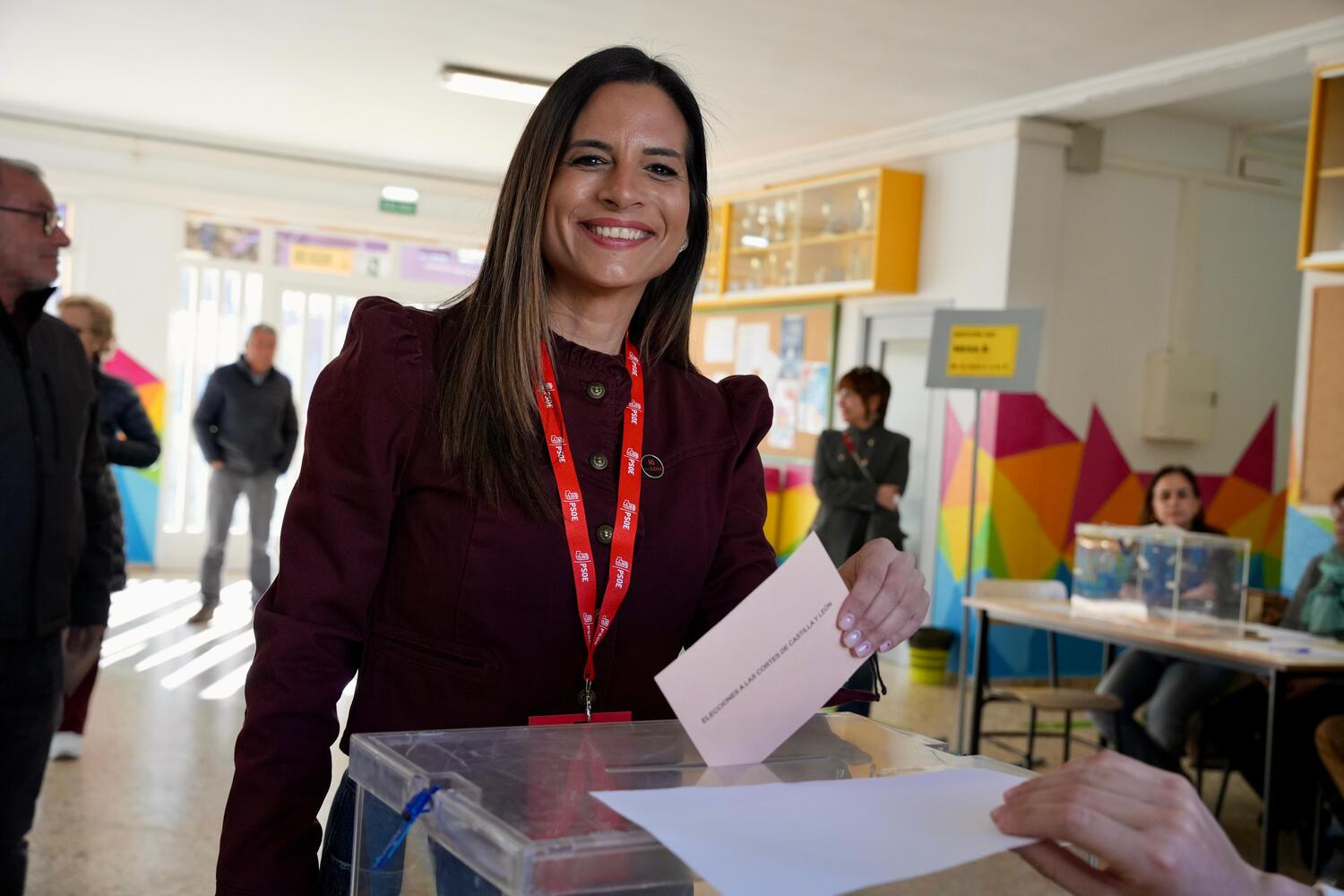 Nuria Rubio ejerciendo su derecho a voto este 15M en el CEIP Luis Vives de León Nuria Rubio ejerciendo su derecho a voto este 15M en el CEIP Luis Vives de León