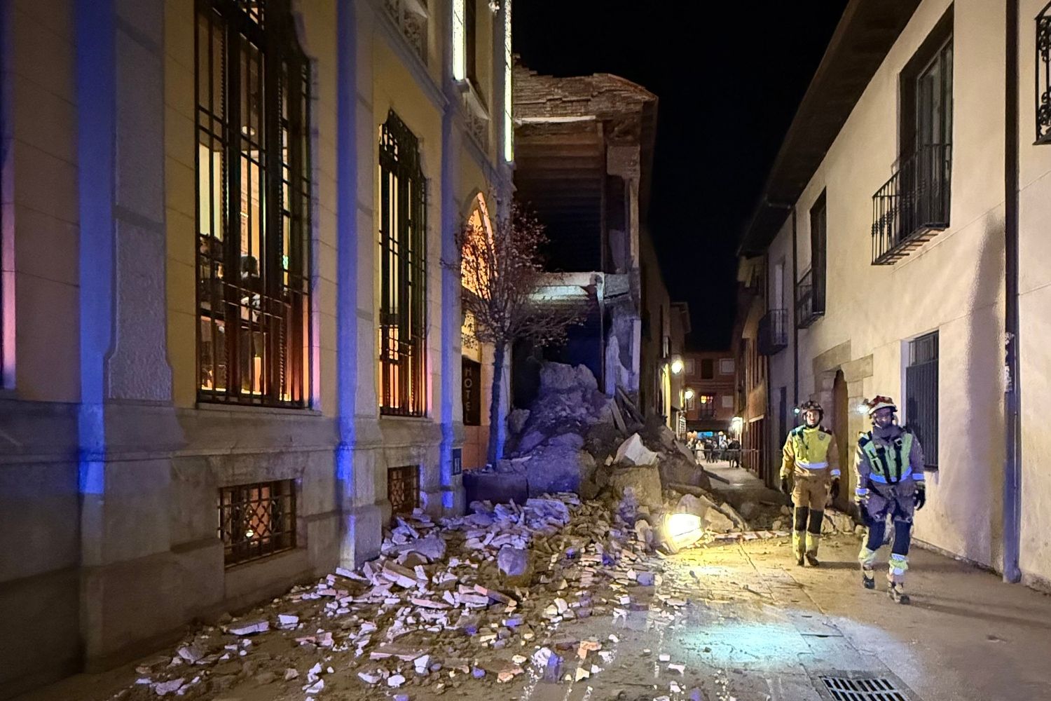 Alarma en el casco histórico de León tras el derrumbe de parte de la casona de la calle Dámaso Merino
