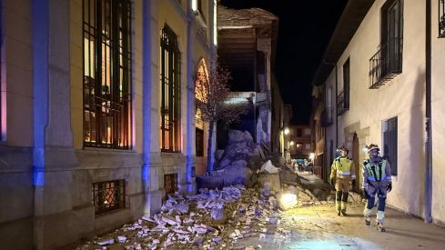 Alarma en el casco histórico de León tras el derrumbe de parte de la casona de la calle Dámaso Merino