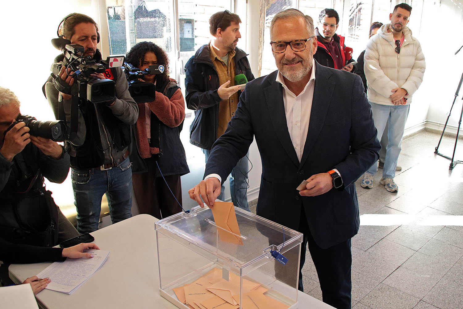 El candidato de Vox, Carlos Pollán, ejerce su derecho al voto en Escuelas Viejas de Carbajal de la Legua (León) | Campillo / ICAL El candidato de Vox, Carlos Pollán, ejerce su derecho al voto en Escuelas Viejas de Carbajal de la Legua (León) | Campillo / ICAL