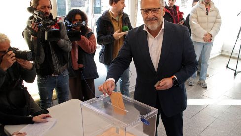 El candidato de Vox, Carlos Pollán, ejerce su derecho al voto en Escuelas Viejas de Carbajal de la Legua (León) | Peio García / ICAL . El candidato de Vox, Carlos Pollán, ejerce su derecho al voto en Escuelas Viejas de Carbajal de la Legua (León) | Peio García / ICAL .
