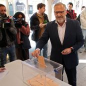 El candidato de Vox, Carlos Pollán, ejerce su derecho al voto en Escuelas Viejas de Carbajal de la Legua (León) | Peio García / ICAL . El candidato de Vox, Carlos Pollán, ejerce su derecho al voto en Escuelas Viejas de Carbajal de la Legua (León) | Peio García / ICAL .