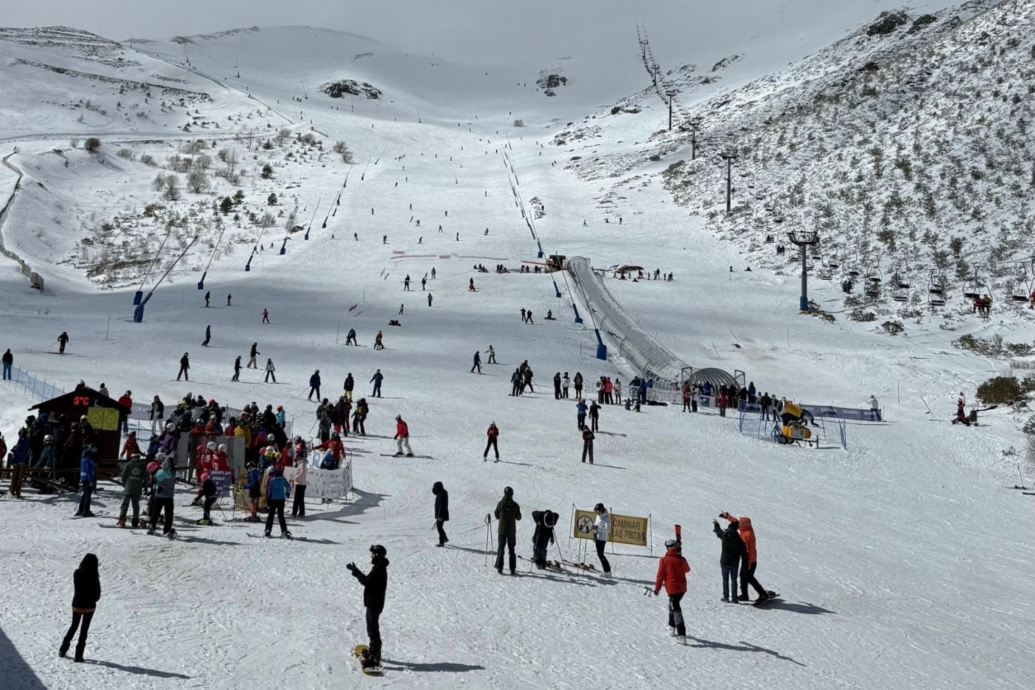Más de 3.500 esquiadores disfrutan de la nieve en las estaciones de San Isidro y Leitariegos Más de 3.500 esquiadores disfrutan de la nieve en las estaciones de San Isidro y Leitariegos