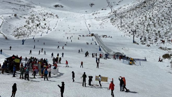 Más de 3.500 esquiadores disfrutan de la nieve en las estaciones de San Isidro y Leitariegos