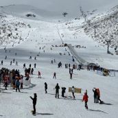 Más de 3.500 esquiadores disfrutan de la nieve en las estaciones de San Isidro y Leitariegos