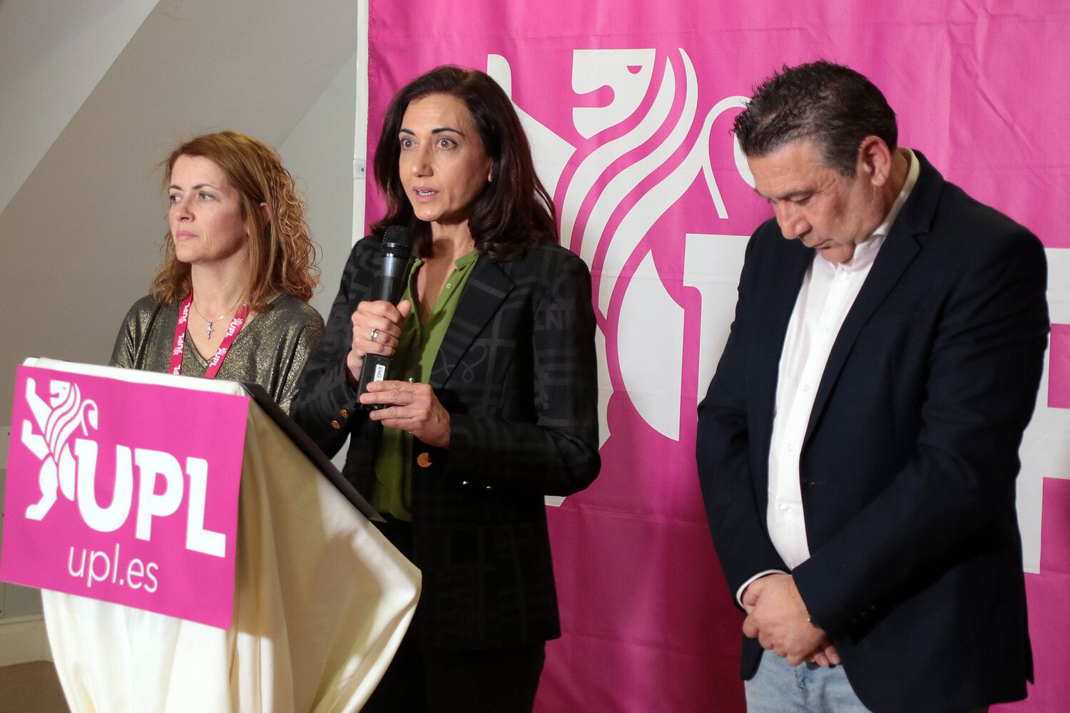  La candidata de Unión del Pueblo Leonés, Alicia Gallego, analiza los resultados de las elecciones | Peio García / ICAL