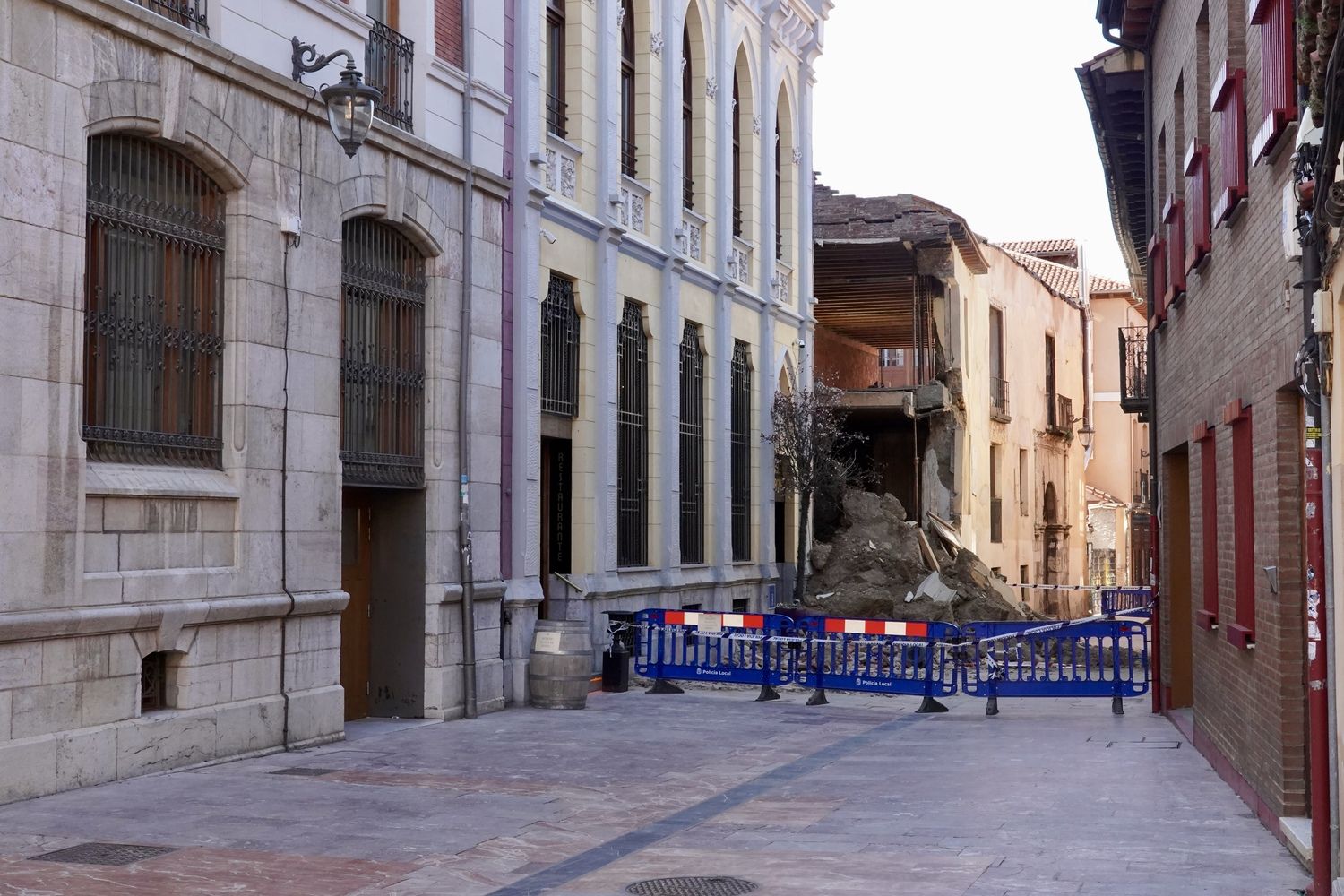 Derrumbe de una parte de La Casona en la calle Dámaso Merino de León | Campillo / ICAL