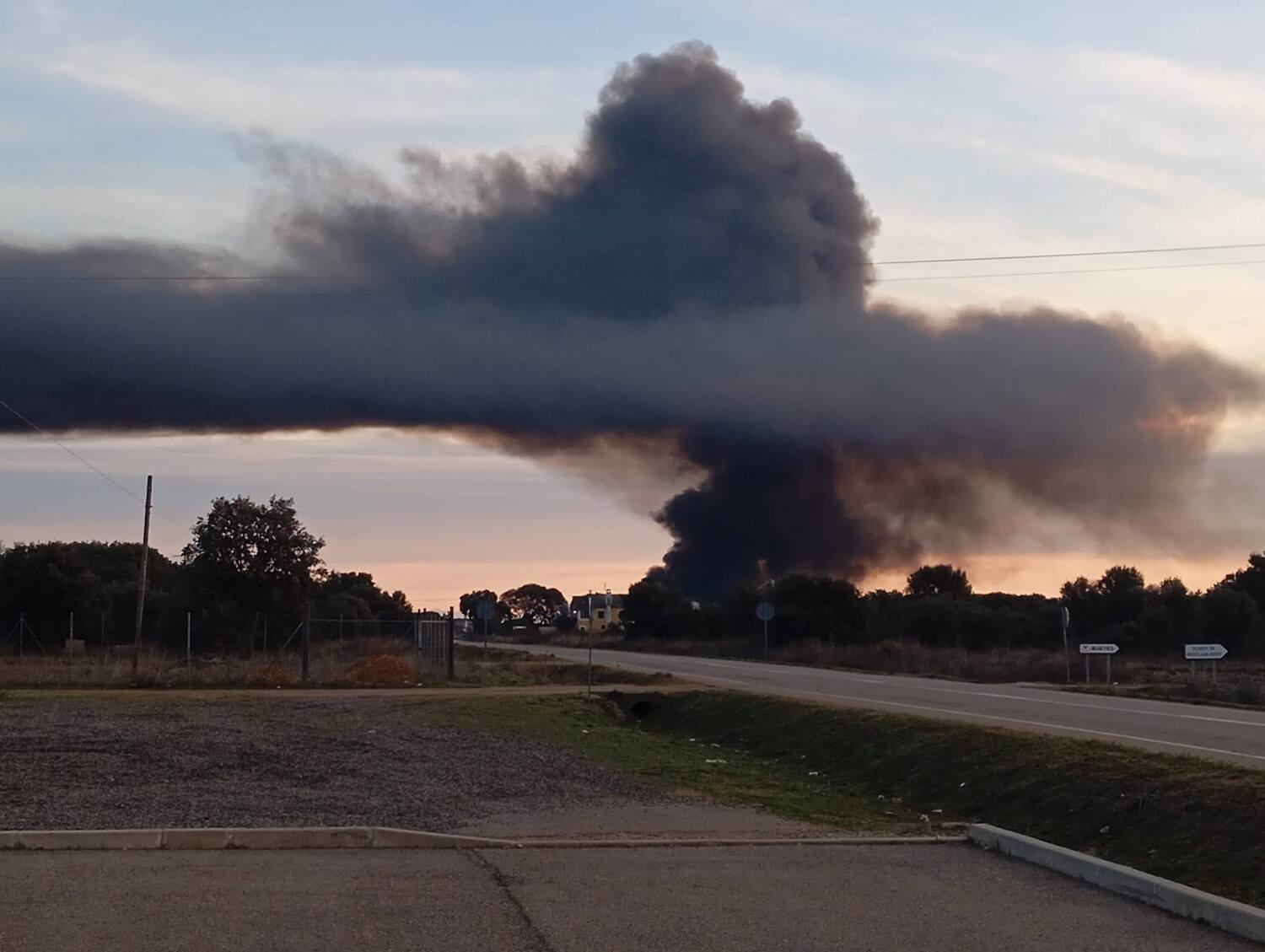 El incendio de una nave de neumáticos en La Bañeza obliga a confinar a los vecinos | FB: Jose Miguel Cuadrado Alfayate