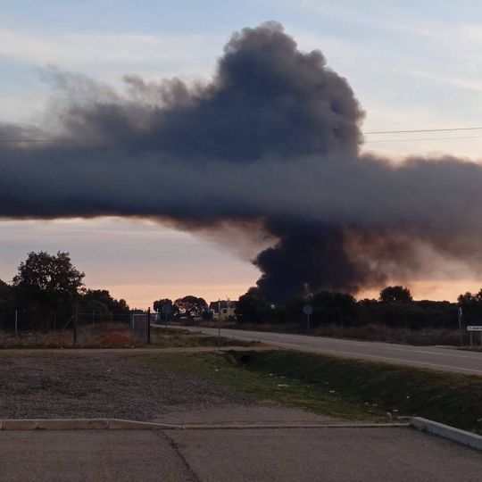 El incendio de una nave de neumáticos en La Bañeza obliga a confinar a los vecinos | FB: Jose Miguel Cuadrado Alfayate