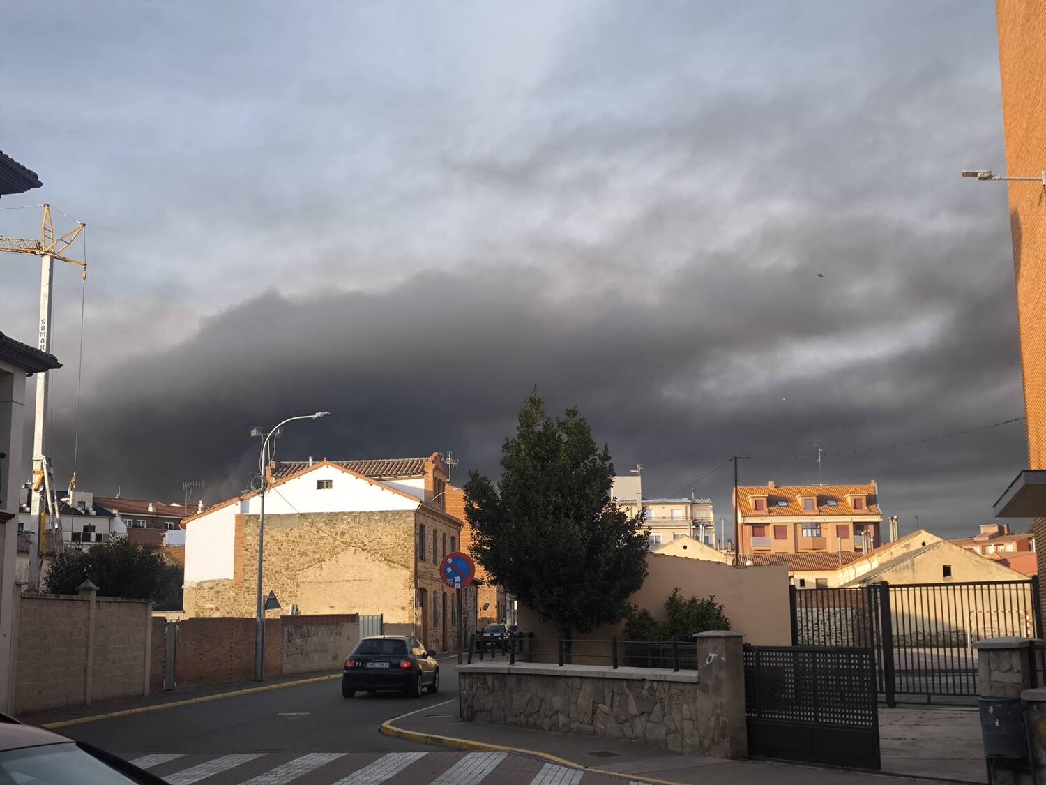 El incendio de una nave de neumáticos en La Bañeza obliga a confinar a los vecinos | FB: Jose Miguel Cuadrado Alfayate