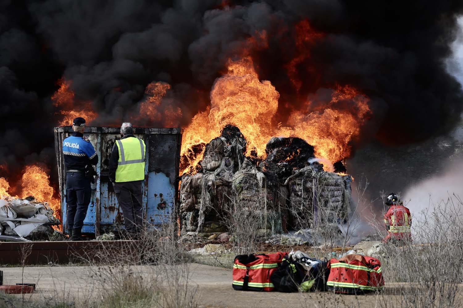 Carlos S. Campillo ICAL. Incendio en una nave de caucho y plásticos de La Bañeza (1)