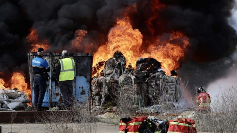 Carlos S. Campillo ICAL. Incendio en una nave de caucho y plásticos de La Bañeza (1)