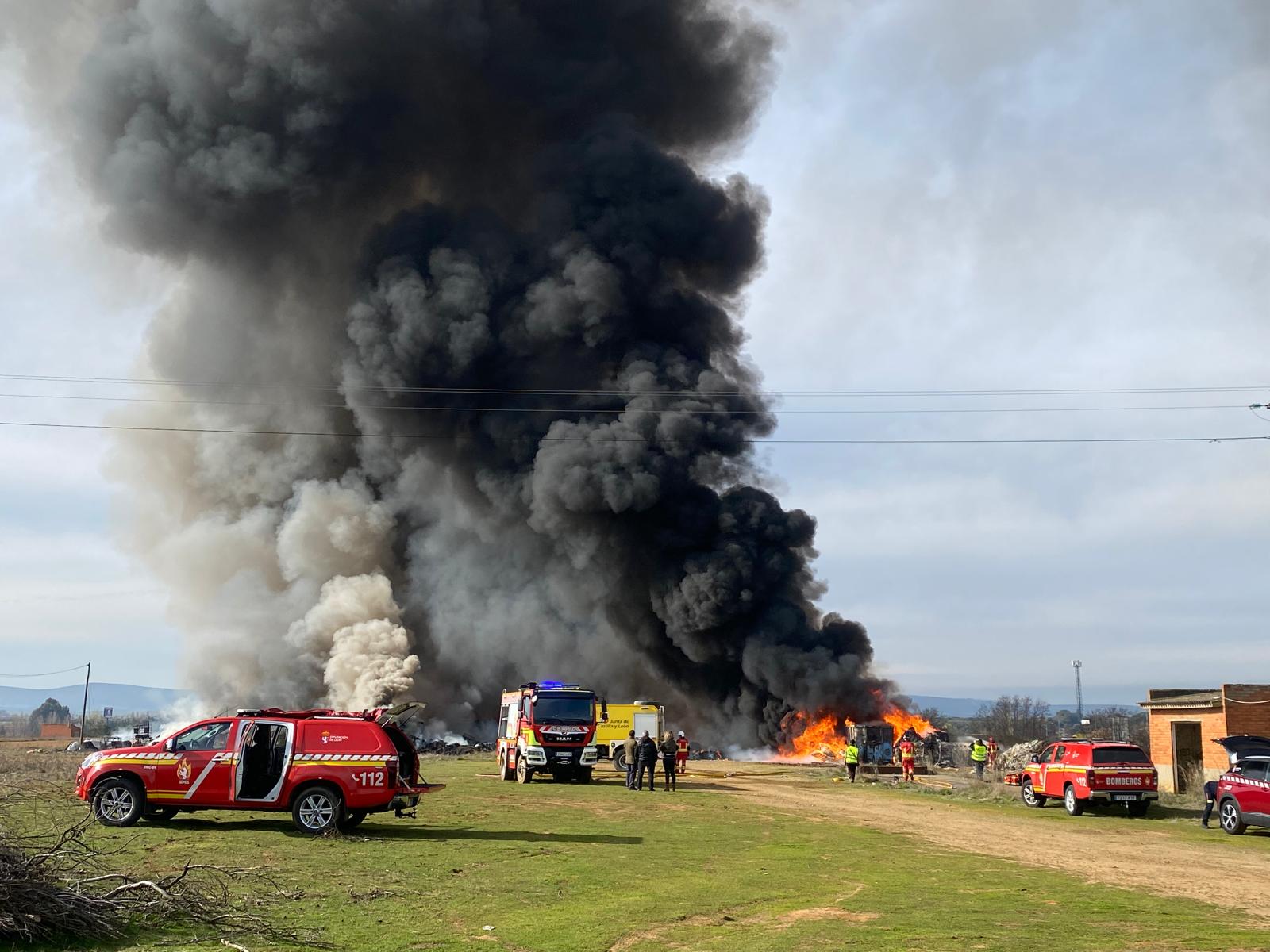 Ecologistas en Acción denuncia la falta de información y dudas sobre la contaminación en el incendio de La Bañeza Ecologistas en Acción denuncia la falta de información y dudas sobre la contaminación en el incendio de La Bañeza