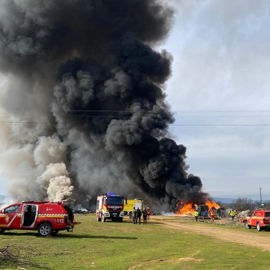 Ecologistas en Acción denuncia la falta de información sobre la contaminación del incendio de La Bañeza Ecologistas en Acción denuncia la falta de información sobre la contaminación del incendio de La Bañeza