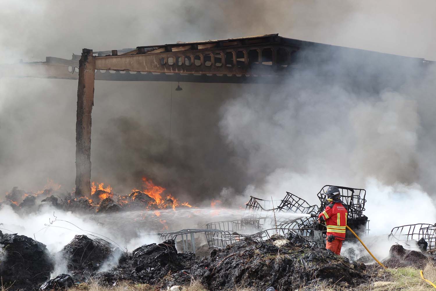 Incendio en La Bañeza: investigación judicial, fuego todavía activo y vecinos que mantienen la normalidad Incendio en La Bañeza: investigación judicial, fuego todavía activo y vecinos que mantienen la normalidad