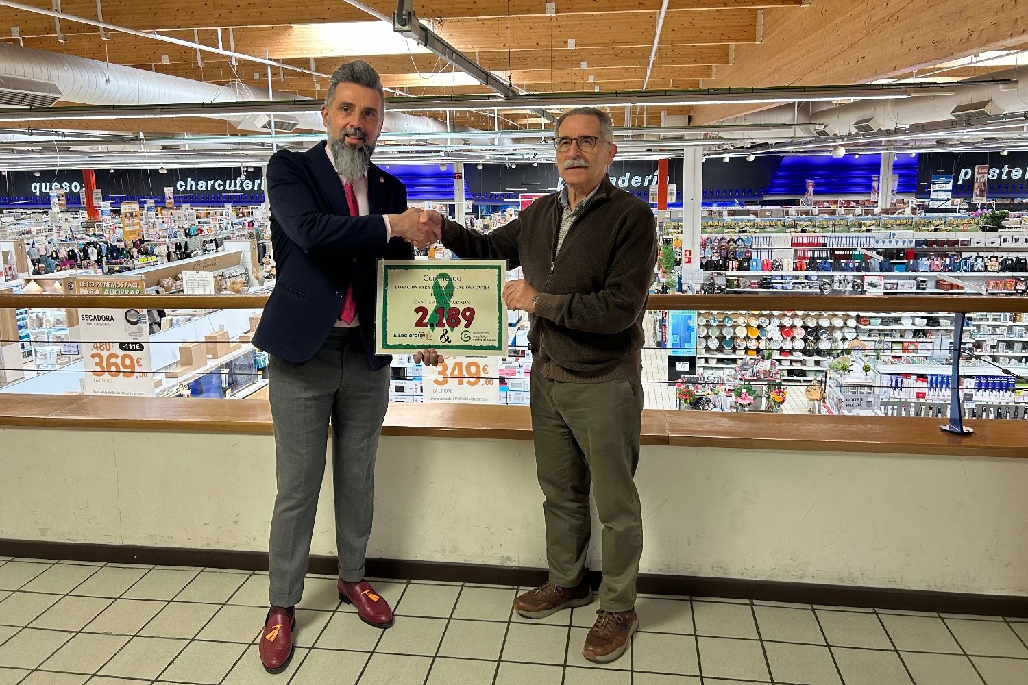 E-Leclerc León recauda más de 2.000 euros de donativo para la Asociación Española contra el Cáncer